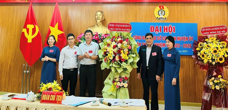 Đồng chí Hà Văn Thuận – Phó Bí thư Thường trực, Thủ trưởng cơ quan Huyện ủy và đồng chí Nguyễn Văn Tân – Bí thư Chi bộ cơ quan Huyện ủy tặng hoa chúc mừng Đại hội