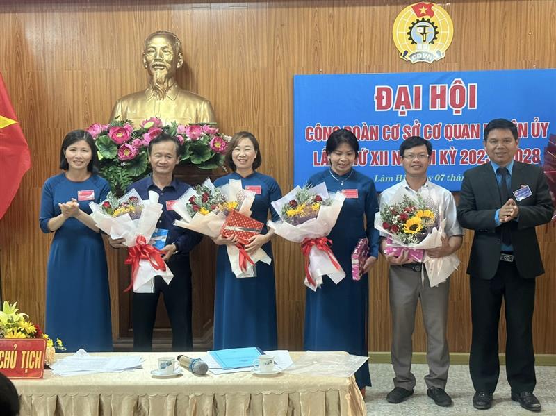 Đồng chí K’ Dung – Chủ tịch Liên đoàn Lao động huyện và đồng chí Lương Thị Bích Hằng – Chủ tịch CĐCS cơ quan Huyện ủy khóa XII tặng hoa, quà chia tay các đồng chí Ban Chấp hành CĐCS cơ quan Huyện ủy khóa XI