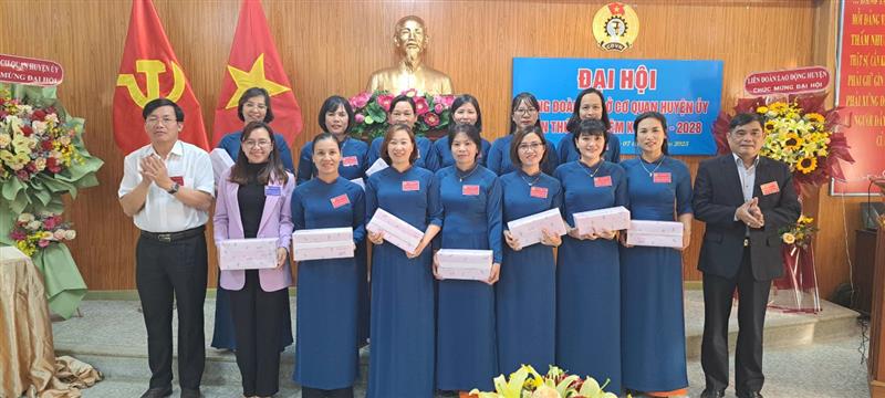 Đồng chí Hoàng Thanh Hải – Tỉnh ủy viên, Bí thư Huyện ủy, Chủ tịch HĐND huyện và đồng chí Hà Văn Thuận – Phó Bí thư Huyện ủy tặng quà 8/3 cho đoàn viên nữ CĐCS cơ quan Huyện ủy và đồng chí đại biểu nữ dự Đại hội