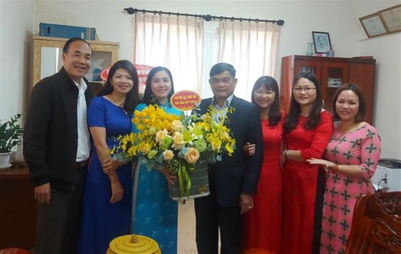 Thường trực Huyện ủy chúc mừng và tặng hoa nhân dịp Quốc tế phụ nữ 8/3