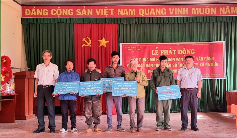 Đ/c Hoàng Sơn – UVBTV, Trưởng Ban Dân vận – Chủ tịch Ủy ban MTTQ huyện và đ/c Lê Tàu – HUV, Bí thư Đảng ủy xã Đạ Đờn trao mệnh giá hỗ trợ nhà cho các hộ nghèo, hộ gia đình chính sách trong đợt tổ chức mô hình