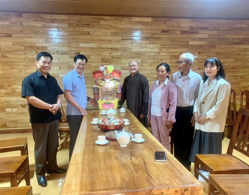Đồng chí Nguyễn Văn Sơn, Tỉnh ủy viên, Bí thư Huyện ủy Lâm Hà đến thăm cơ sở thờ tự Phật giáo nhân dịp Lễ Phật đản