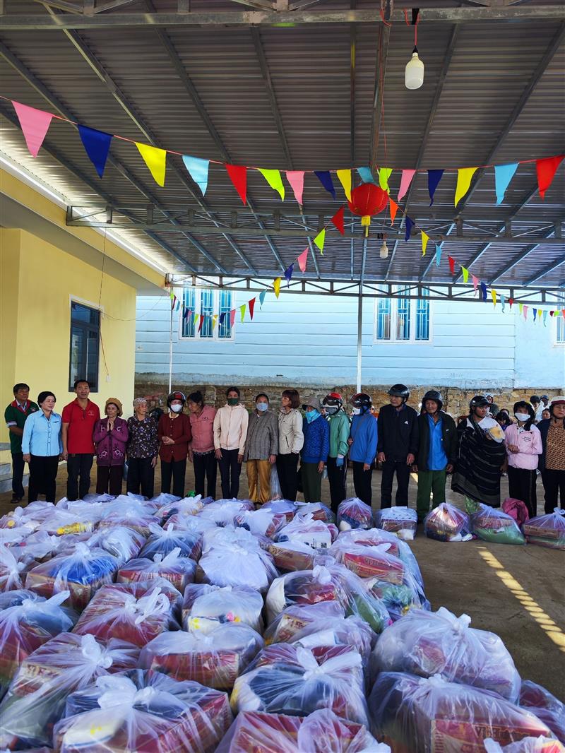 Đồng chí Phan Văn Tĩnh, Chủ tịch Hội CTĐ huyện trao quà tại chương trình