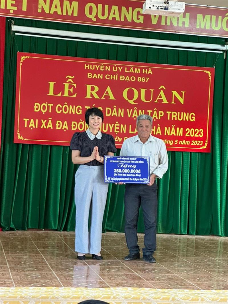 đồng chí Phạm Thị Phúc - UVBTU, Trưởng Ban Dân vận Tỉnh ủy, Trưởng Ban Chỉ đạo 502  tỉnh trao mệnh giá hỗ trợ xây dựng 05 căn nhà ở cho hộ nghèo năm 2023 từ nguồn quỹ “vì người nghèo” tỉnh Lâm Đồng