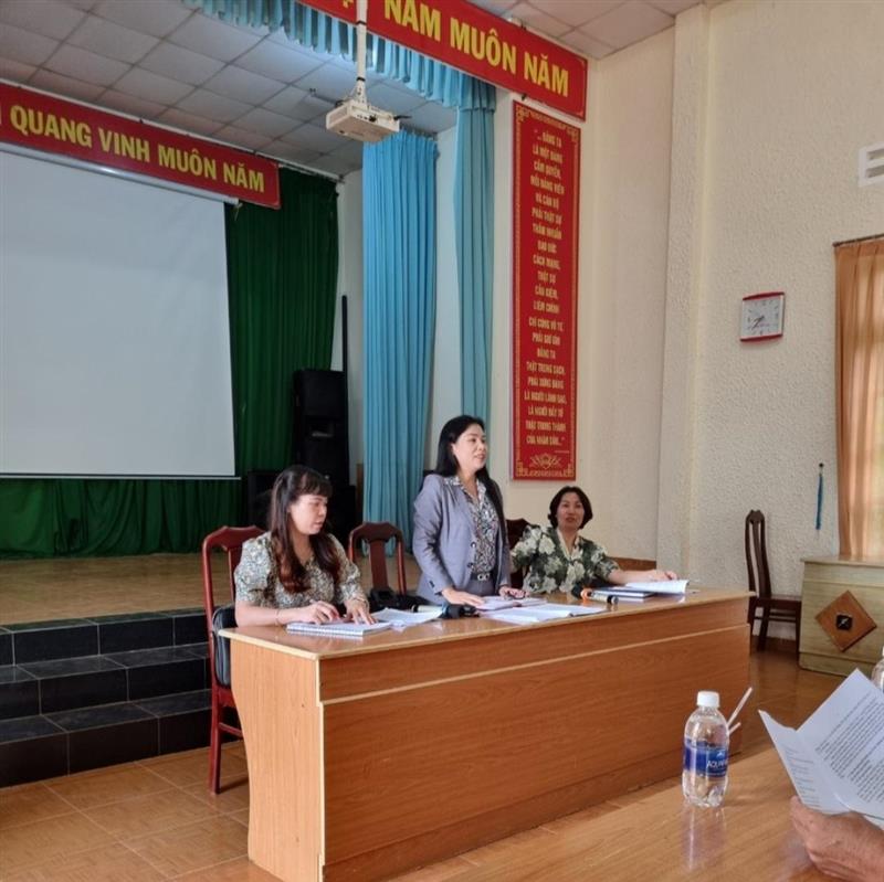 Đồng chí Khuất Thị Minh Hiền, Phó chủ tịch Ủy ban MTTQ Việt Nam huyện chủ trì Hội nghị Giám sát tại xã Gia Lâm, huyện Lâm Hà
