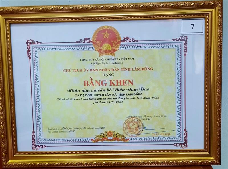 Bằng khen cho tập thể Thôn Đam Pao đã nhiều thành tích trong phong trào thi đua yêu nước, giai đoạn 2018 – 2023