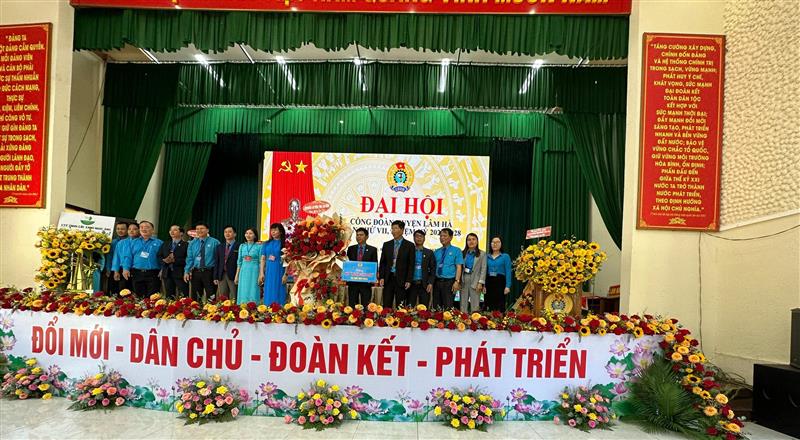 Đồng chí Lê Ngọc Phúc - Phó Chủ tịch Thường trực Liên đoàn Lao động tỉnh tặng hoa cho Liên Đoàn Lao động huyện và trao bảng Mái ấm Công đoàn 01 đoàn viên trị giá 50 triệu đồng