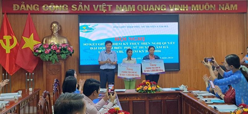Đồng chí Nguyễn Văn Tân, Phó Bí thư Thường trực Huyện ủy trao hỗ trợ phương tiện sinh kế cho 02 hộ gia đình phụ nữ