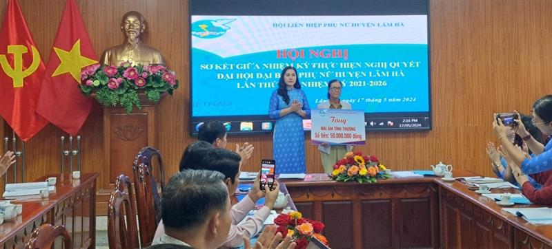 Đồng chí Nguyễn Thị Thùy, Chủ tịch hội phụ nữ huyện trao mái ấm tình thương cho 01 hộ phụ nữ khó khăn