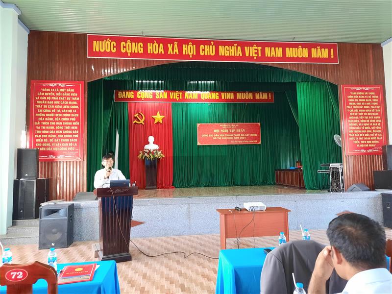 Đồng chí Lê Văn Tư - Trưởng Phòng dân vận các cơ quan Nhà nước, dân tộc, tôn giáo Ban Dân vận Tỉnh ủy báo cáo viên hội nghị tập huấn tại Đinh Văn