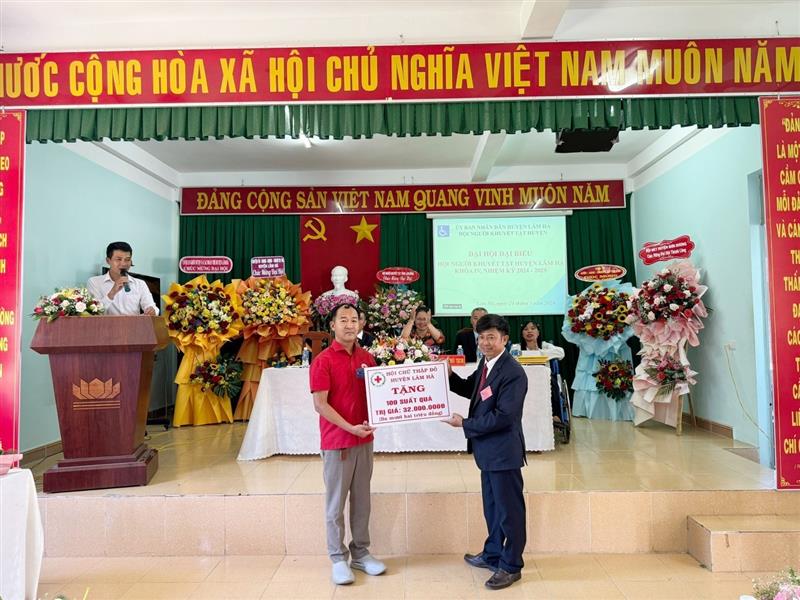 Đồng chí Phan Văn Tĩnh trao 100 xuất quà cho Hội Người khuyết tật huyện.