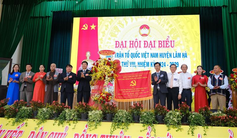 Các đồng chí lãnh đạo huyện Lâm Hà trao bức trướng cho Đại hội MTTQ huyện