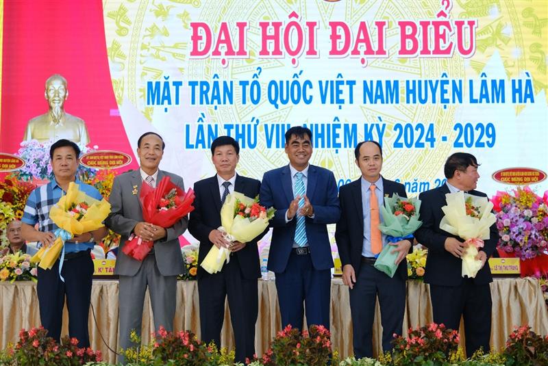 Đồng chí: Bon Yô Soan Phó Chủ tịch Ủy ban MTTQ Việt Nam tỉnh Lâm Đồng, trao Kỷ niệm chương của TWMTTQ cho 5 đồng chí