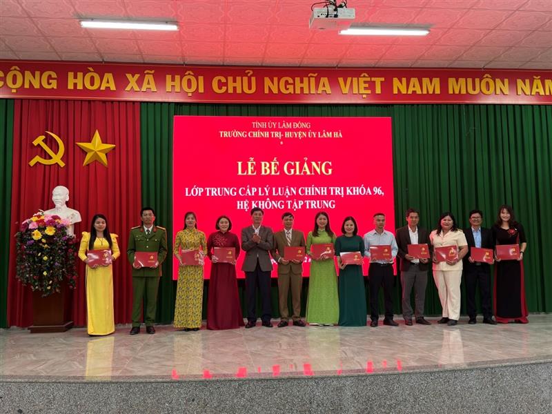 (Đồng chí Nguyễn Văn Tân, Phó Bí thư Thường trực Huyện ủy, Chủ tịch HĐND huyện trao bằng tốt nghiệp cho các học viên)