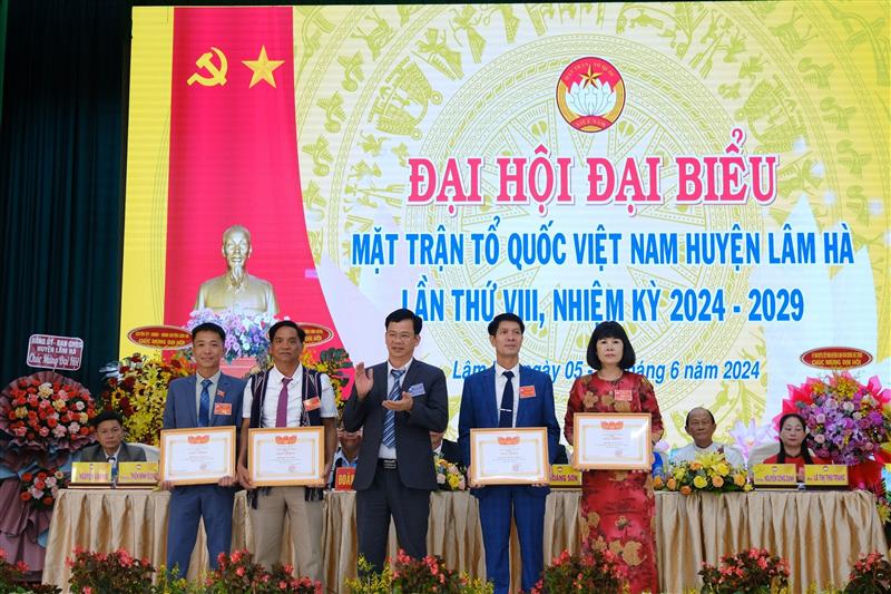 Đồng chí Nguyễn Văn Sơn - TUV, Bí thư Huyện ủy Lâm Hà  trao giấy khen cho 04 tập thể
