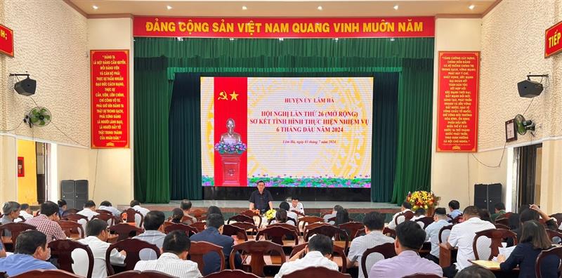 Đồng chí Nguyễn Văn Hoàng - Phó Bí thư Huyện uỷ, Chủ tịch UBND huyện phát biểu tại hội nghị