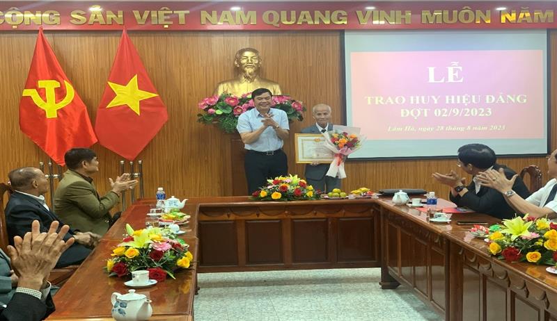 Đồng chí Đặng Đức Hiệp - Ủy viên Ban Thường vụ Tỉnh ủy, Chủ nhiệm Ủy ban Kiểm tra Tỉnh ủy trao Huy hiệu 75 năm tuổi Đảng cho đảng viên Phan Minh Trác
