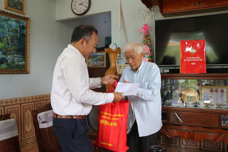 Đ/c Đinh Đức Chí, UVBTV Huyện ủy, Phó Chủ tịch UBND huyện Lâm Hà tặng quà động viên ông Mai Văn Vinh