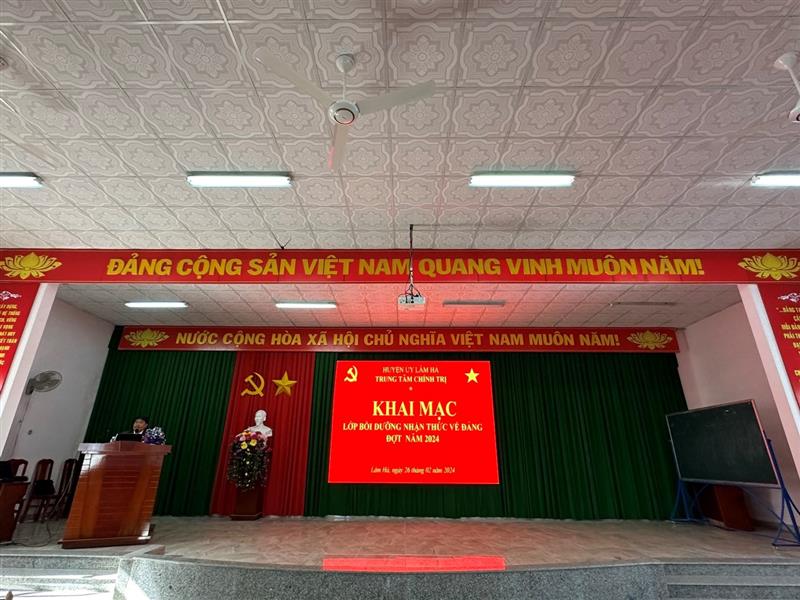 Phó Giám đốc Trung Tâm Chính trị huyện Đ/c Bùi An Hùng phát biểu khai mạc lớp bồi dưỡng