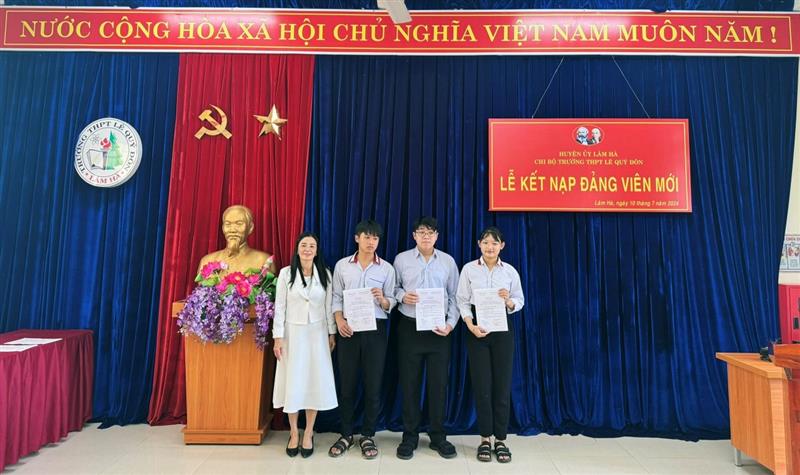 Lễ kết nạp đảng viên mới trong học sinh tại Chi bộ Trường THPT Lê Quý Đôn