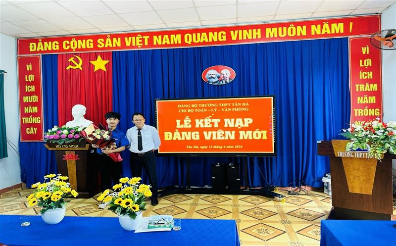 Lễ kết nạp đảng viên mới trong học sinh tại Đảng bộ Trường THPT Tân Hà