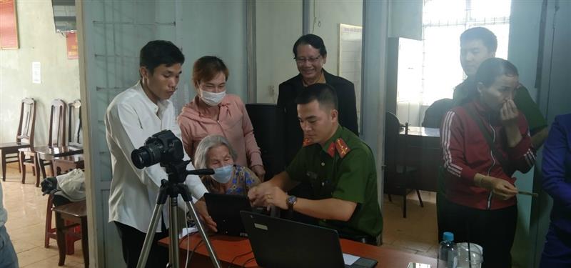 Lực lượng Công an triển khai nhiệm vụ làm căn cước công dân
