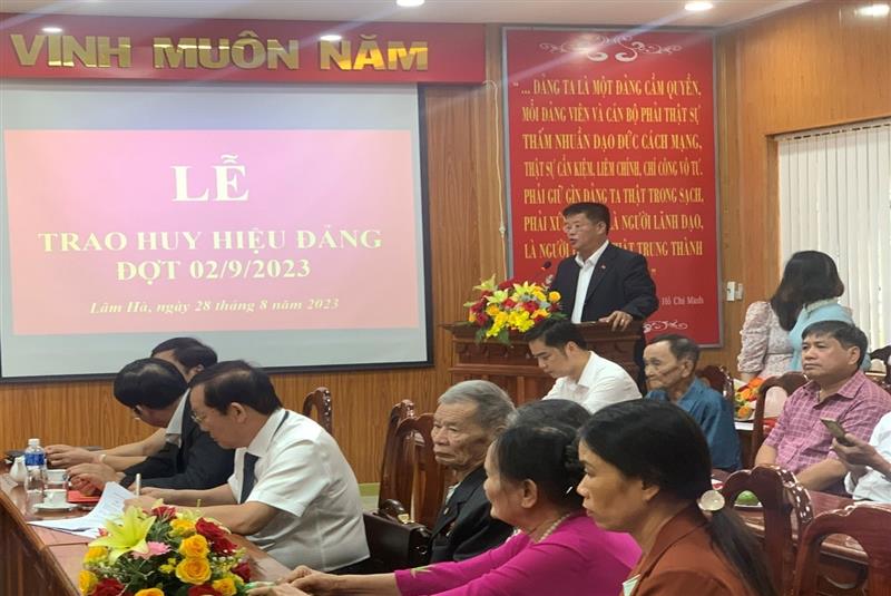 Đồng chí Trương Quốc Khánh, Huyện ủy viên, Trưởng Ban Tổ chức Huyện ủy công bố Quyết định trao Huy hiệu Đảng của Ban Thường vụ Tỉnh ủy