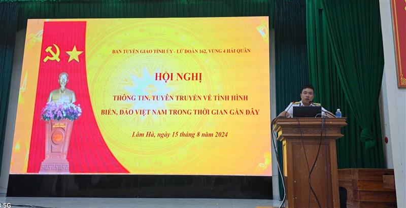 Báo  cáo viên Đại úy Nguyễn Văn Chiến, trợ lý Tuyên huấn Lữ đoàn 162-Thực hiện nội dung tuyên truyền cho Bà con nhân dân thị trấn Đinh Văn