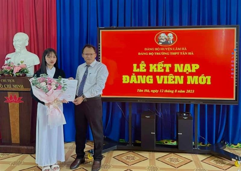 ( Kết nạp Đảng viên mới tại Đảng bộ trường THPT Tân Hà)