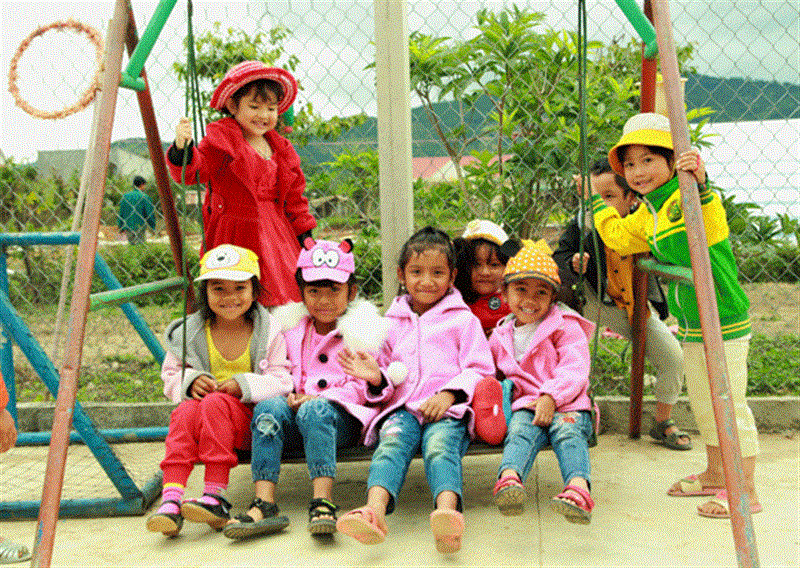 Với sự vào cuộc của cả hệ thống chính trị, các hoạt động dân vận tập trung đã mang lại sự thay đổi về cơ sở vật chất cho vùng đồng bào DTTS. Trong ảnh: Trẻ em người DTTS vui đùa trong sân trường mầm non mới được xây dựng. Ảnh: H.My