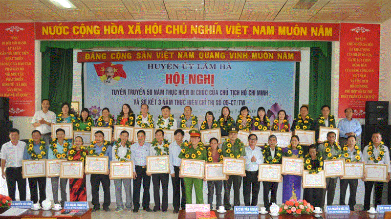 Trao giấy khen và tuyên dương 35 gương điển hình tiêu biểu trong học tập và làm theo lời Bác tại Lâm Hà