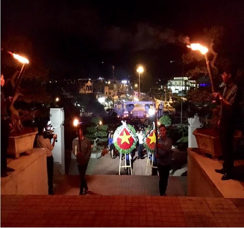 Lễ thắp nến tri ân các Anh hùng liệt sỹ và chương trình văn nghệ “Bài ca không quên” tại Đài tưởng niệm các AHLS huyện