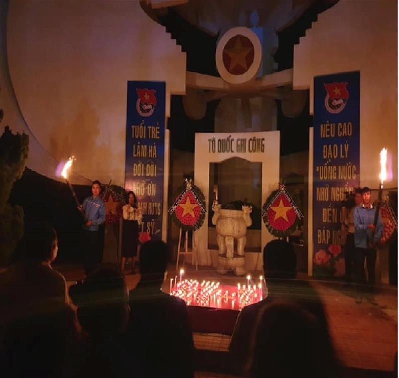 Sau Lễ Thắp nến tri ân là chương trình văn nghệ tưởng nhớ, tri ân các Anh hùng liệt sỹ, các thế hệ cha anh đã hy sinh vì sự nghiệp xây dựng và bảo vệ Tổ quốc.