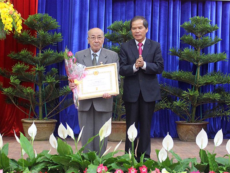 Ủy viên Trung ương Đảng, Bí thư Tỉnh ủy Nguyễn Xuân Tiến trao Huy hiệu 70 năm tuổi Đảng cho đồng chí Ngô Đức Đề (Phường 8, Đà Lạt). Ảnh: N.Thu