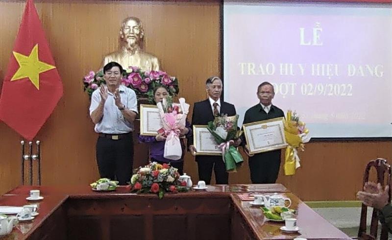 Đồng chí Hoàng Thanh Hải, Tỉnh ủy viên, Bí thư Huyện ủy trao tặng Huy hiệu Đảng cho các Đảng viên