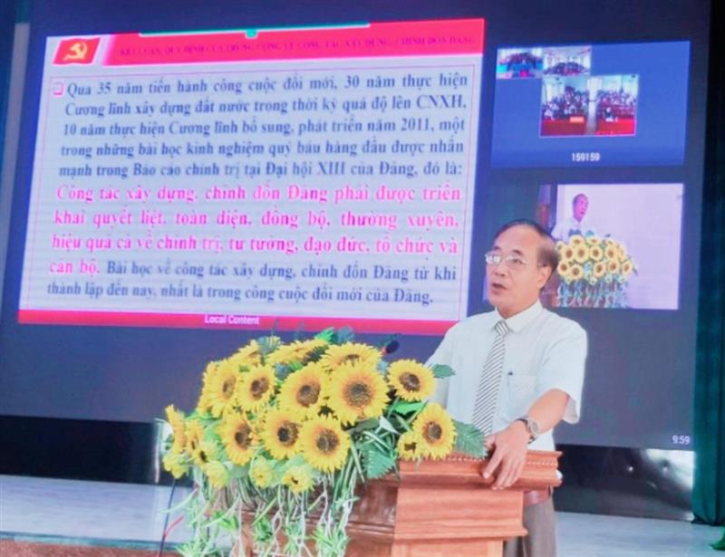 Đồng chí Nguyễn Văn Tình, UVBTV, Trưởng Ban tuyên giáo Huyện ủy, quán triệt tại một buổi học tập nghị quyết tại huyện Lâm Hà