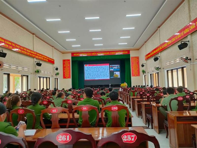 Lực lượng Công an huyện Lâm Hà tham gia công tác chính trị tư tưởng và định hướng tham gia mạng xã hội
