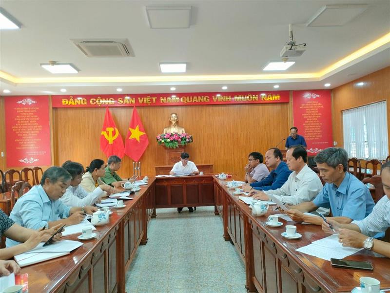 Ông Nguyễn Văn Tình – Trưởng Ban Tuyên giáo Huyện ủy Lâm Hà định hướng cho cán bộ đảng viên xử dụng mạng xã hội