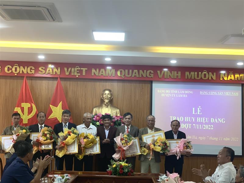 Đồng chí Hà Văn Thuận, Phó Bí thư Thường trực Huyện ủy trao Huy hiệu 40 năm, 30 năm tuổi Đảng cho các đảng viên
