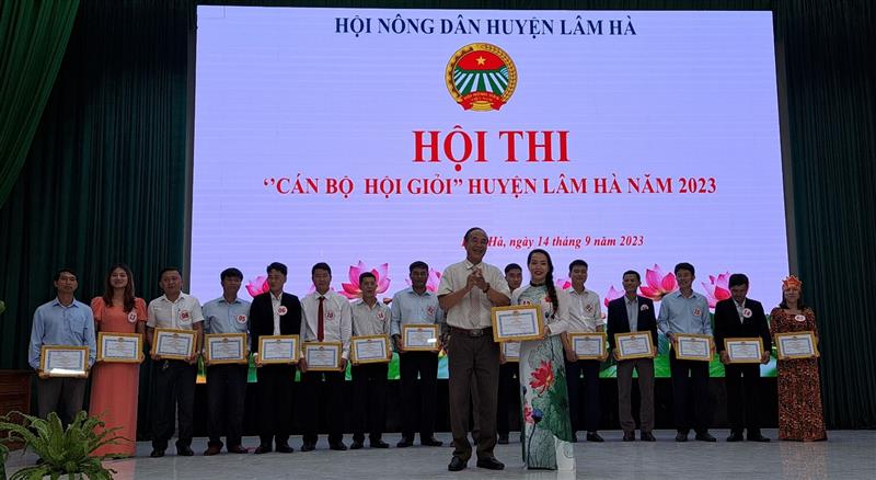 ( Đồng chí Nguyễn Văn Tình, UVBTV-Trưởng ban Tuyên giáo HU trao giải nhất cho thí sinh)