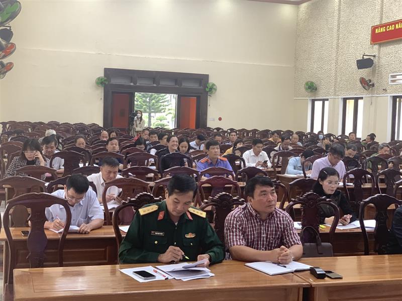 Quang cảnh Hội nghị trực tuyến tại điểm cầu Hội trường Huyện ủy Lâm Hà