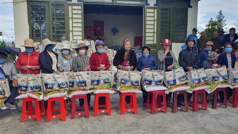 Đoàn y, bác sĩ thiện nguyện Tp Hồ Chí Minh tổ chức khám bệnh, phát thuốc miễn phí và tặng quà cho người nghèo, người khó khăn