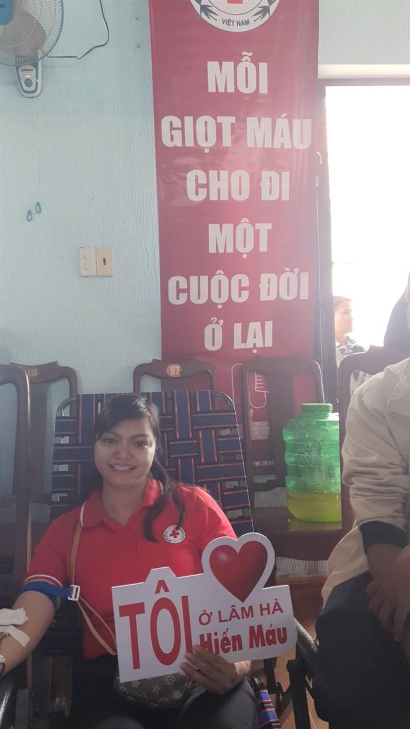 Chị Nguyễn Thị Lân, Chủ tịch Hội CTĐ xã Gia Lâm tham gia hiến máu