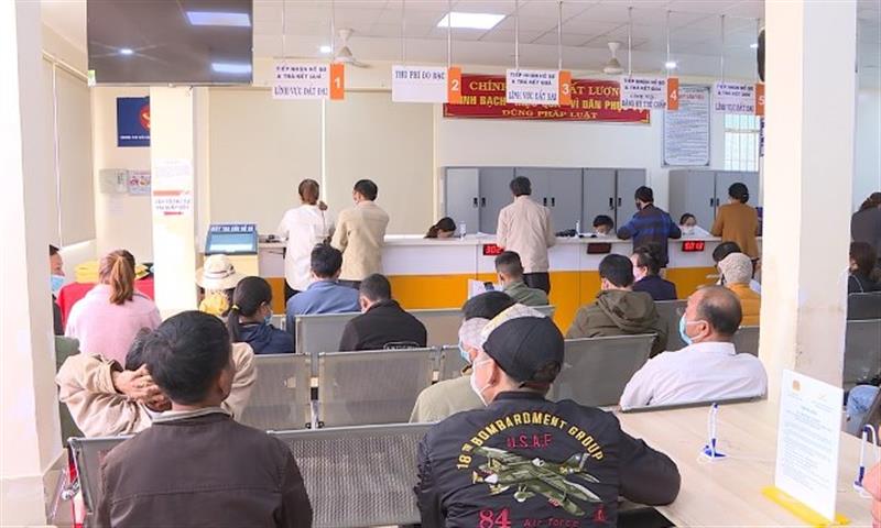 Người dân đến làm các thủ tục hành chính tại bộ phận một cửa huyện Lâm Hà