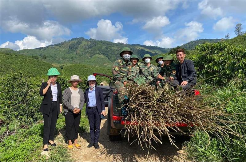 Hình ảnh: cán bộ chiến sĩ lực lượng vũ trang và doanh nghiệp trên địa bàn huyện cùng hưởng ứng tham gia lễ phát động ra quân làm công tác dân vận tại thôn Pretieng xã Phú Sơn năm 2022