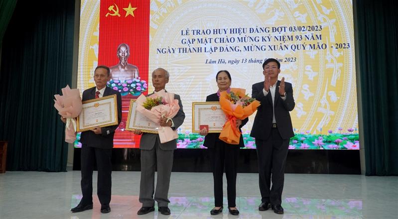 Đồng chí Hoàng Thanh Hải, Tỉnh ủy viên, Bí thư Huyện ủy, Chủ tịch HĐND huyện trao Huy hiệu đảng cho đảng viên