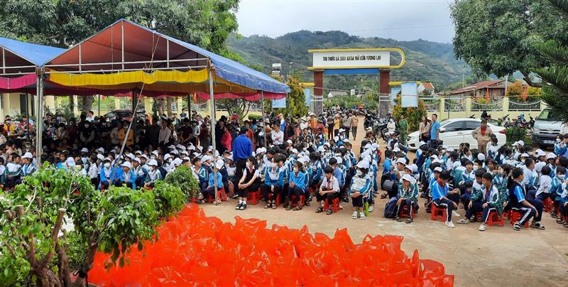 Hình ảnh: các em học sinh tham dự Chương trình “Đông ấm vùng cao”  tại Trường TH và THCS Rteng xã Phú Sơn