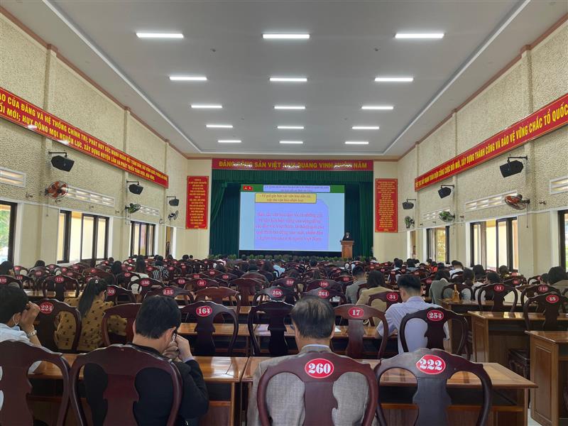 Đồng chí Hà Văn Thuận – Phó Bi thư thường trực Huyện ủy báo cáo chuyên đề tại hội nghị
