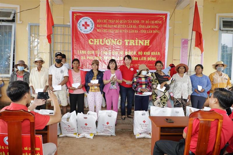 Hội Chữ thập đỏ huyện Lâm Hà phối hợp với Hội Chữ thập đỏ Quận Tân Bình- Thành phố Hồ Chí Minh trao quà tại 02 thôn Pretieng,  xã Phú Sơn, huyện Lâm Hà,