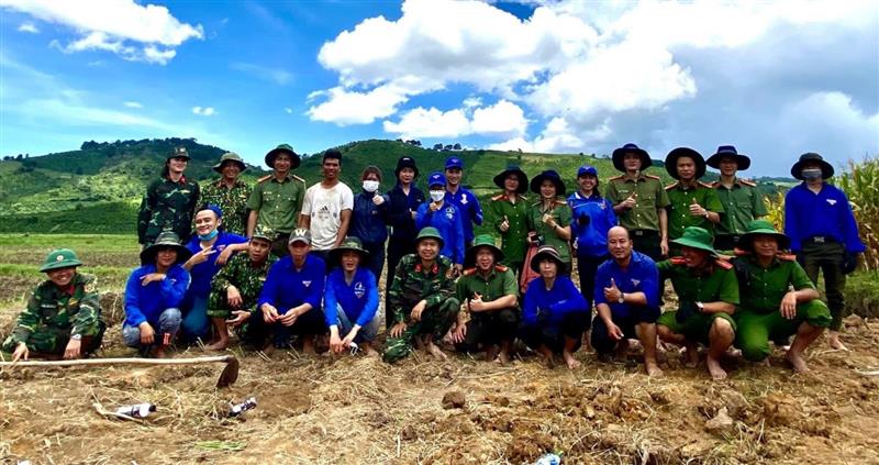 Đoàn viên, thanh niên lực lượng vũ trang huyện tham gia thực hiện công tác dân vận do Huyện Đoàn tổ chức